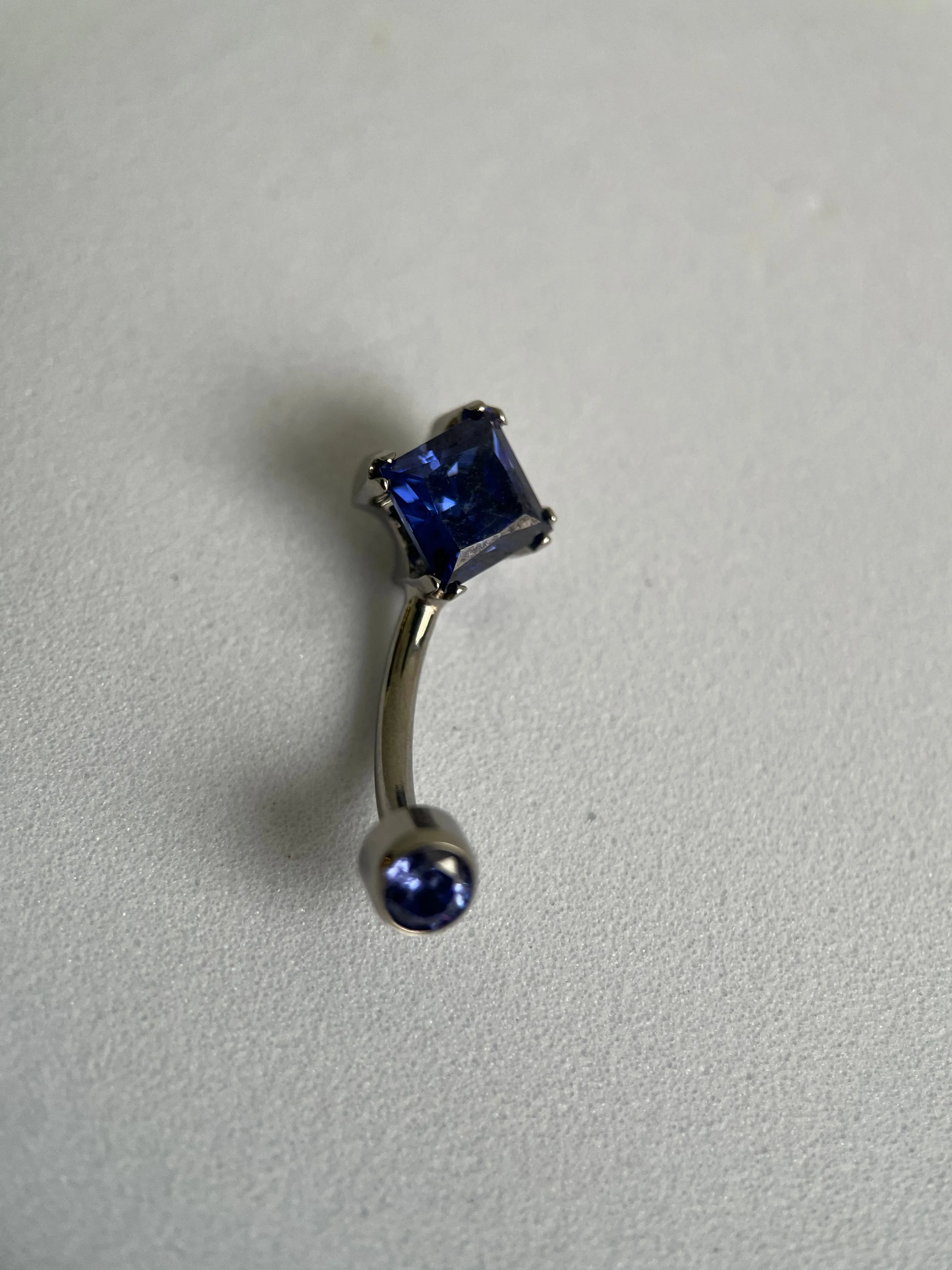 Anatometal Princess-Cut Navel Curve