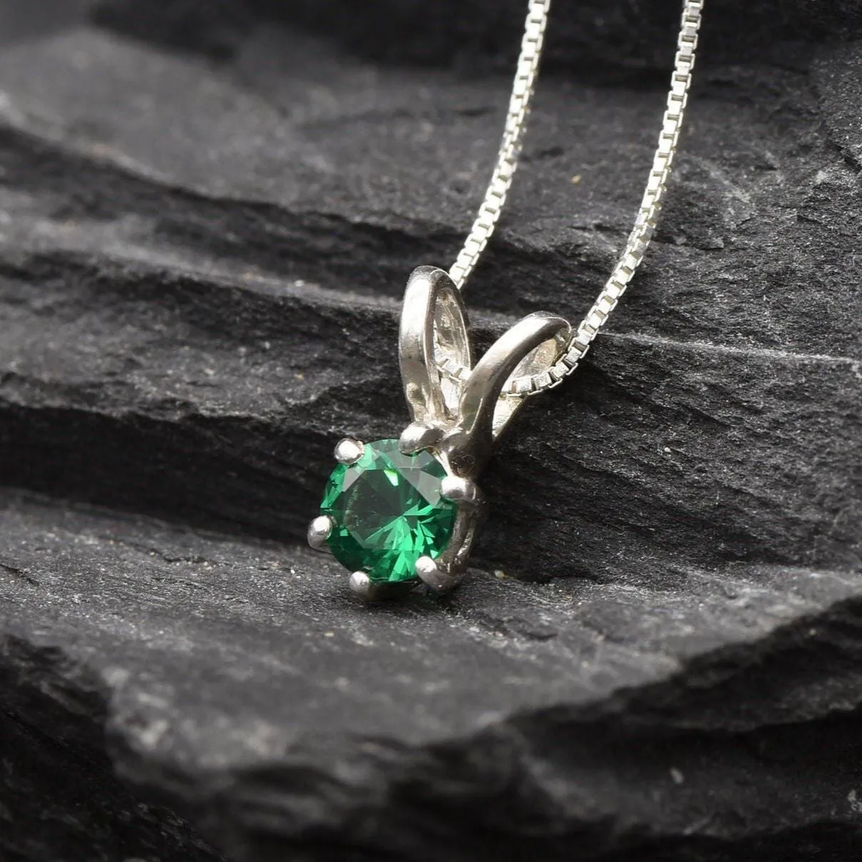 Dainty Emerald Pendant - Classic Green Necklace - Minimalist Vintage Necklace