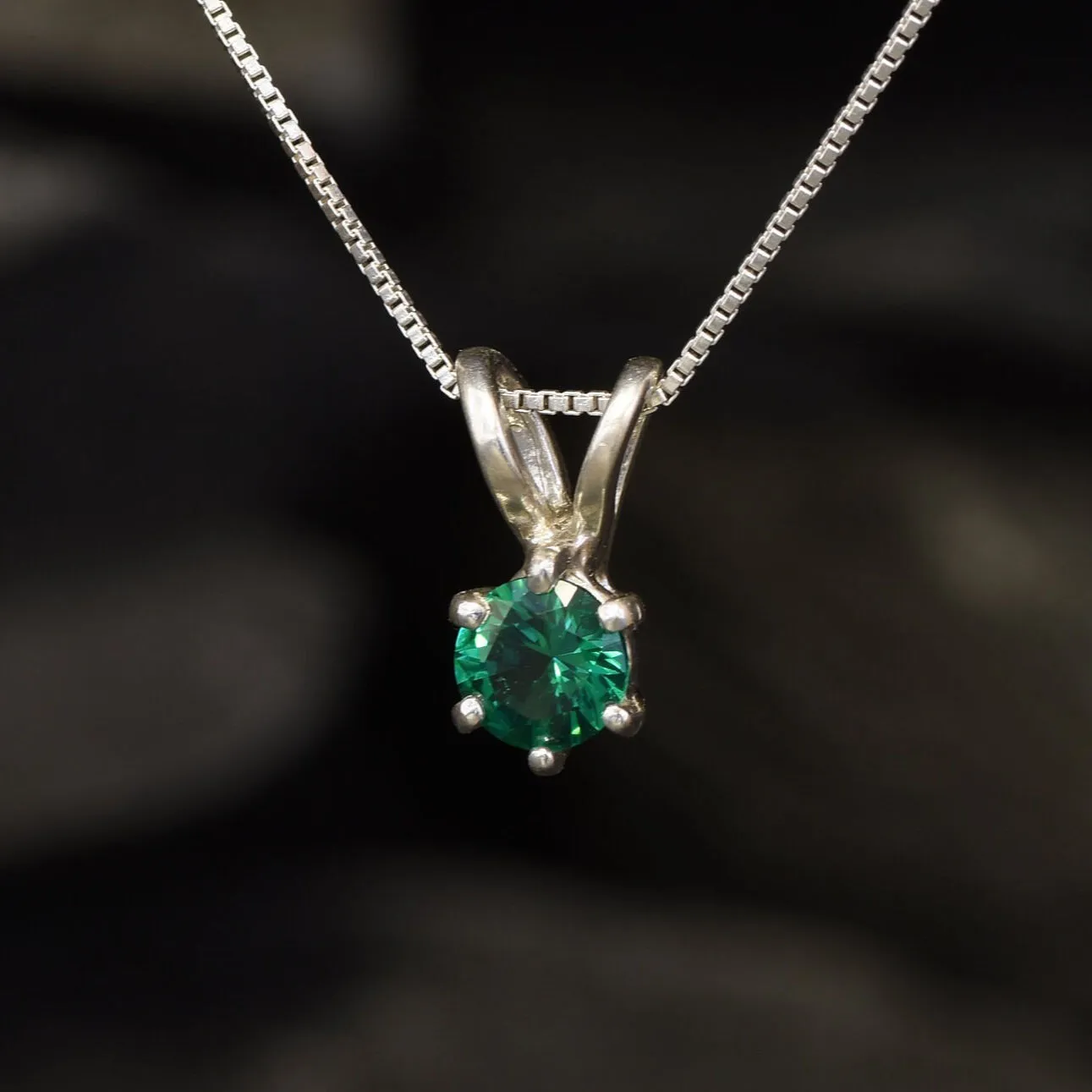 Dainty Emerald Pendant - Classic Green Necklace - Minimalist Vintage Necklace