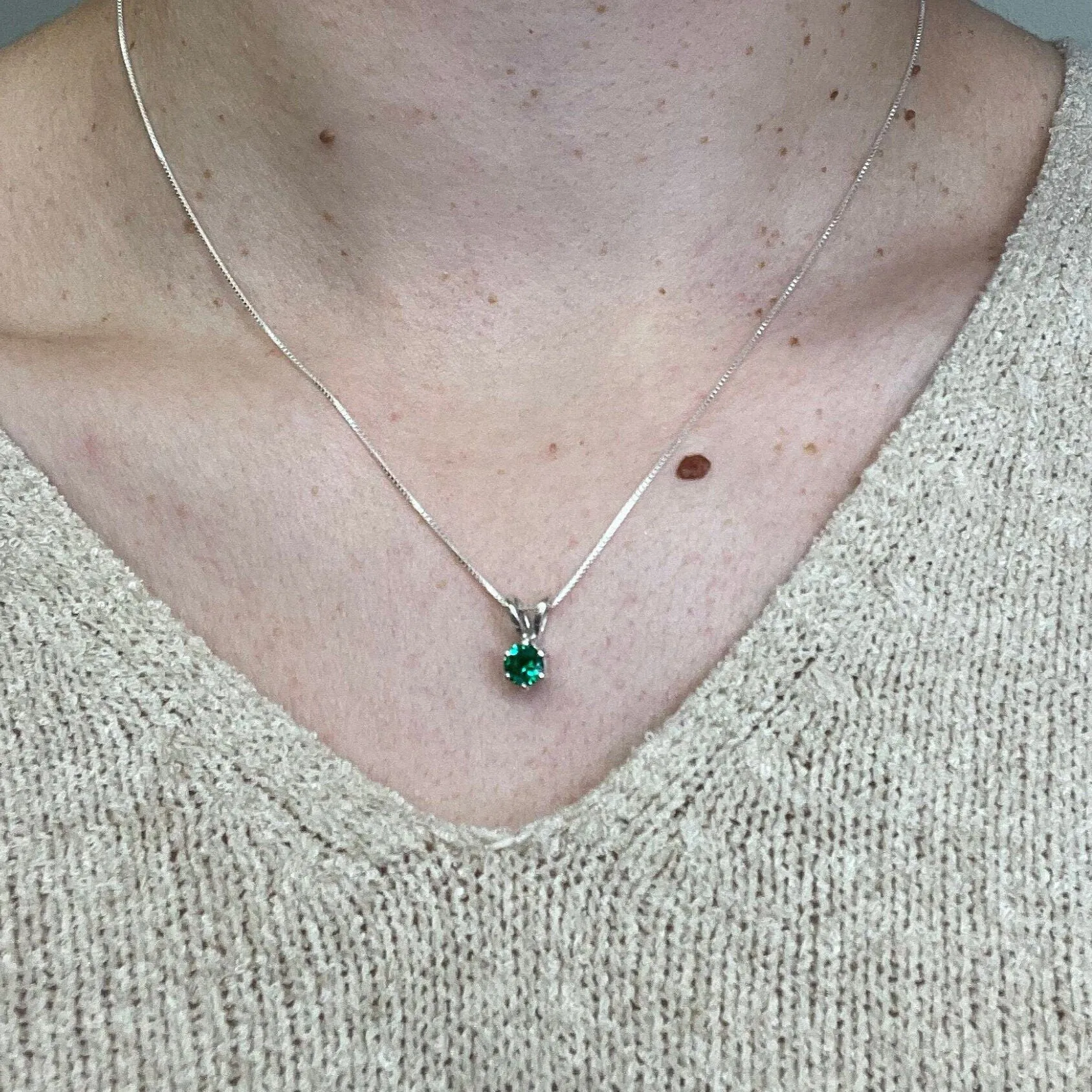 Dainty Emerald Pendant - Classic Green Necklace - Minimalist Vintage Necklace