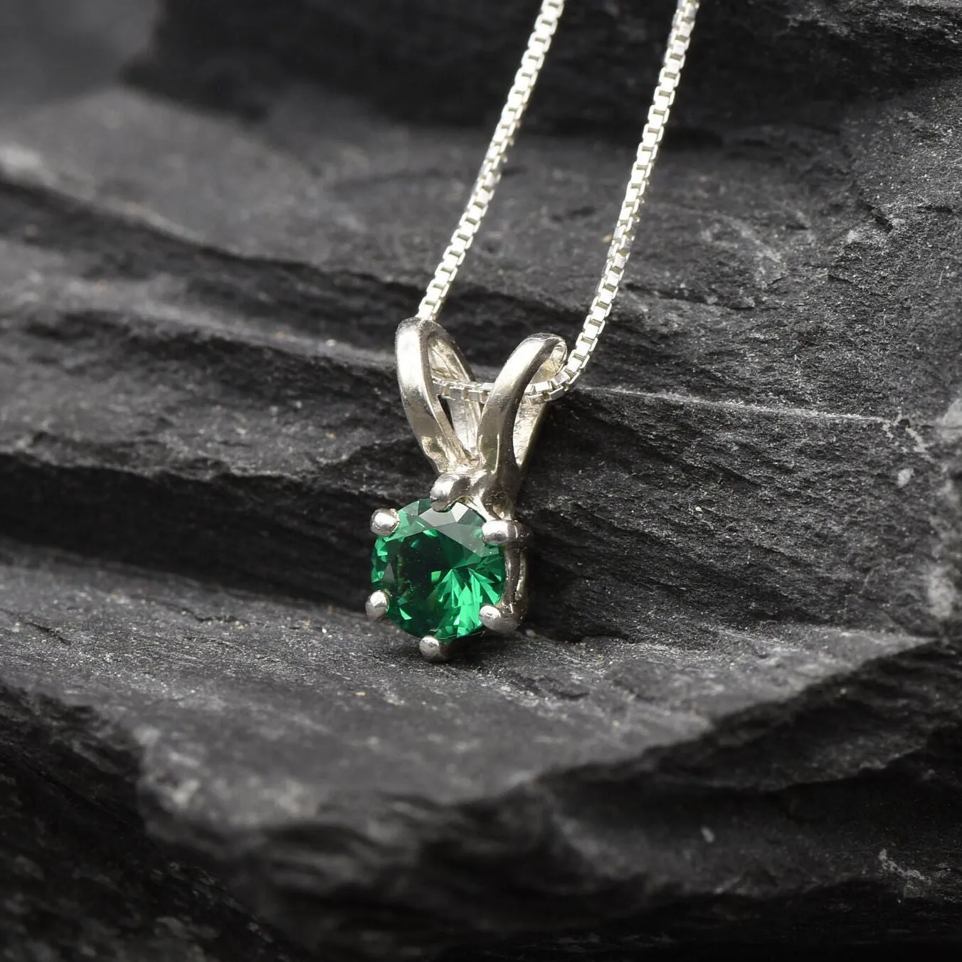 Dainty Emerald Pendant - Classic Green Necklace - Minimalist Vintage Necklace