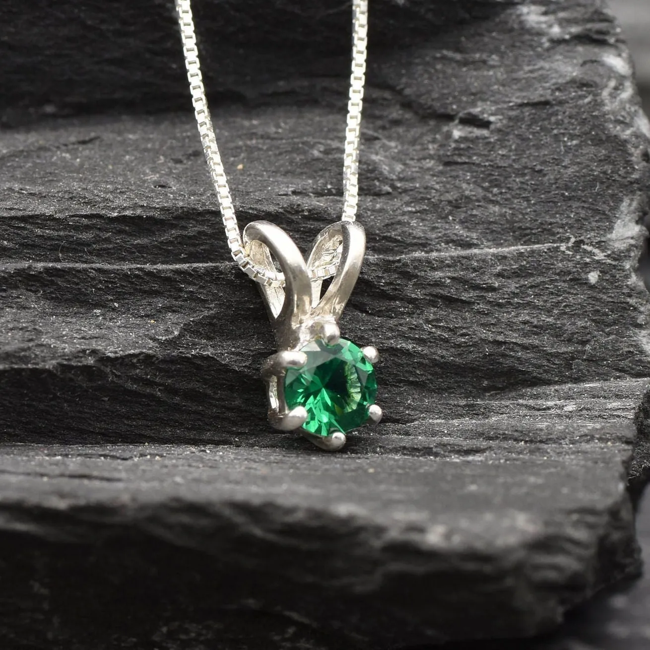 Dainty Emerald Pendant - Classic Green Necklace - Minimalist Vintage Necklace