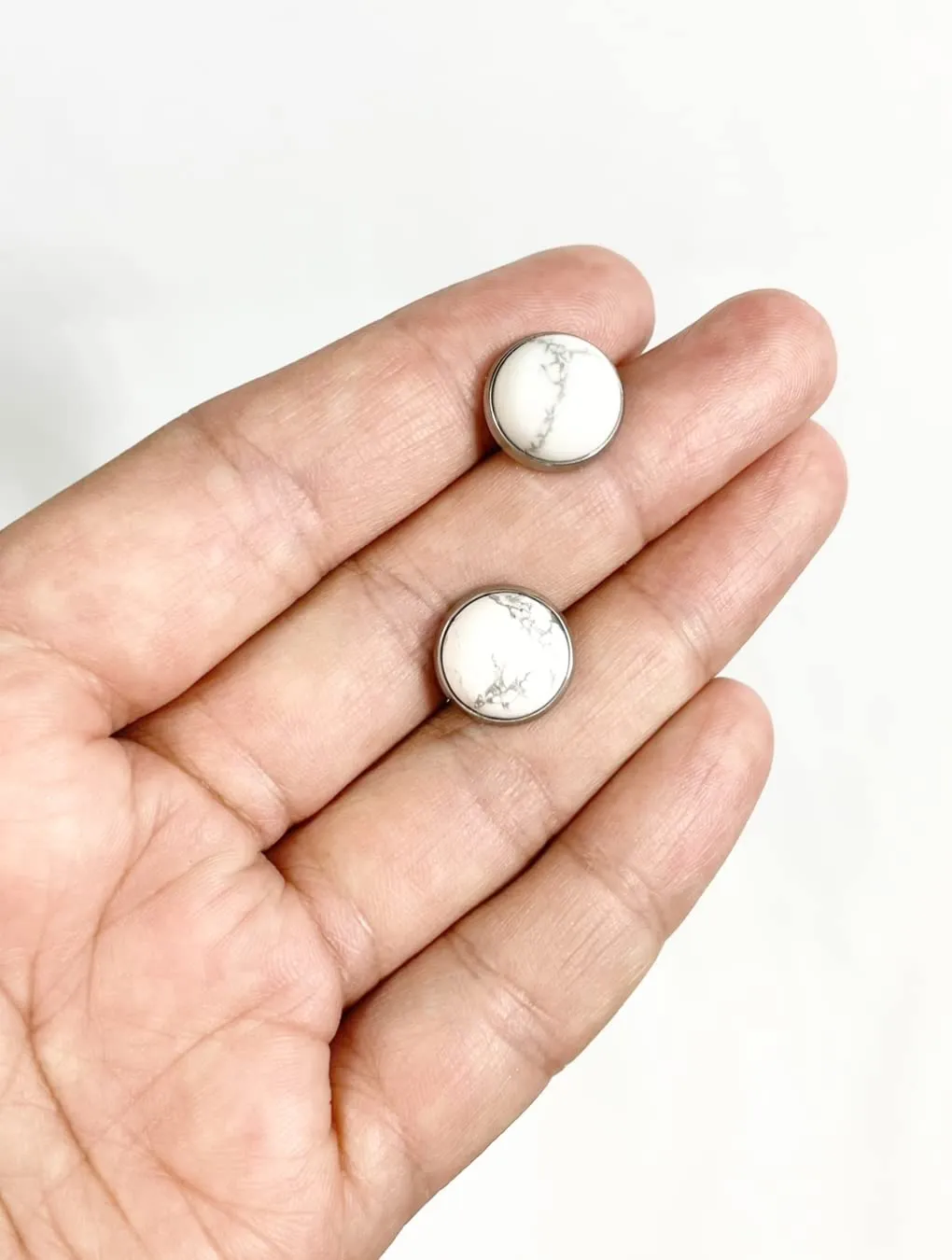 Howlite 12 mm Studs