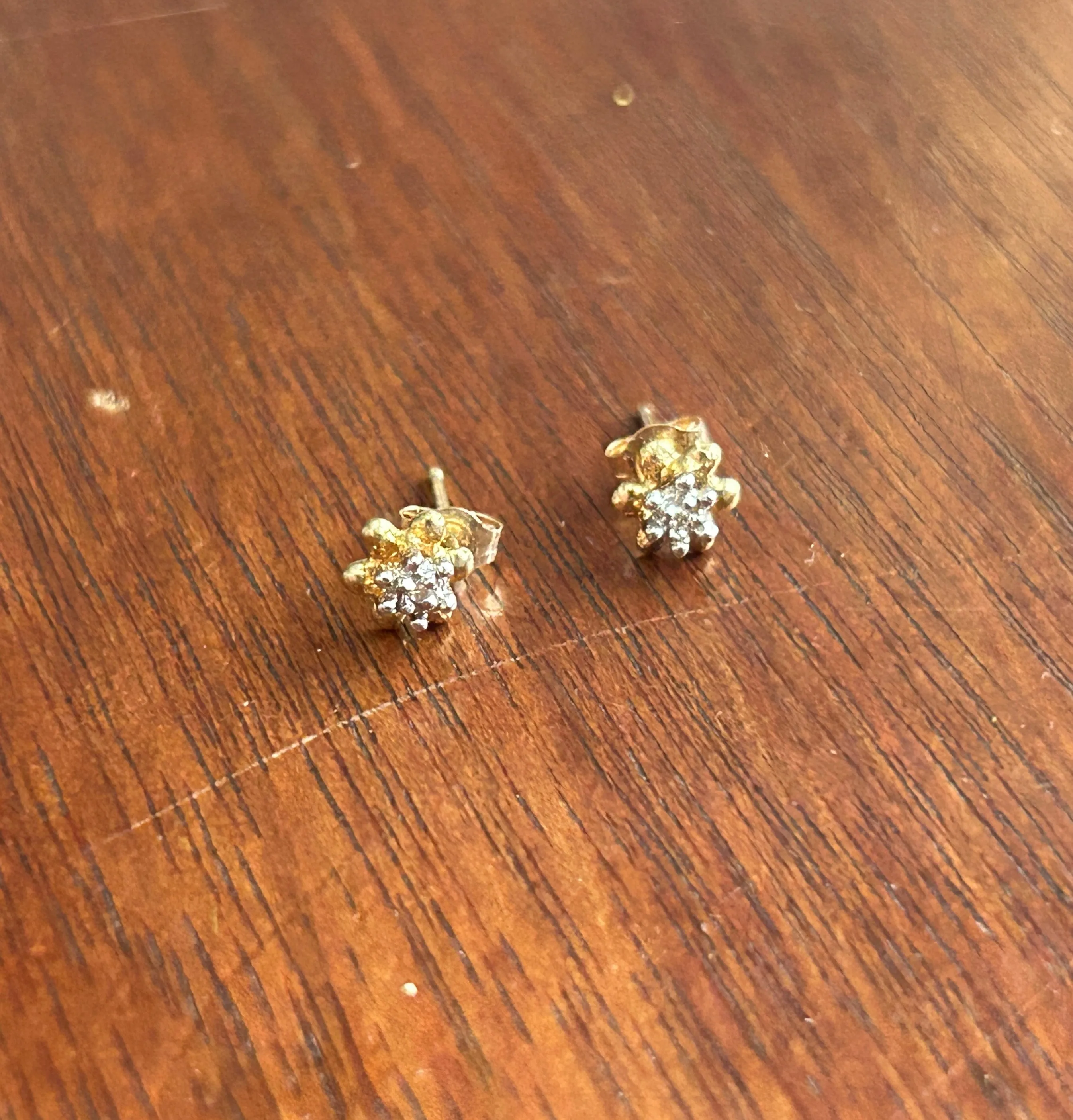 JCM 10k Yellow Gold Diamond Buttercup Stud Earrings in Rose Gift Trinket Box